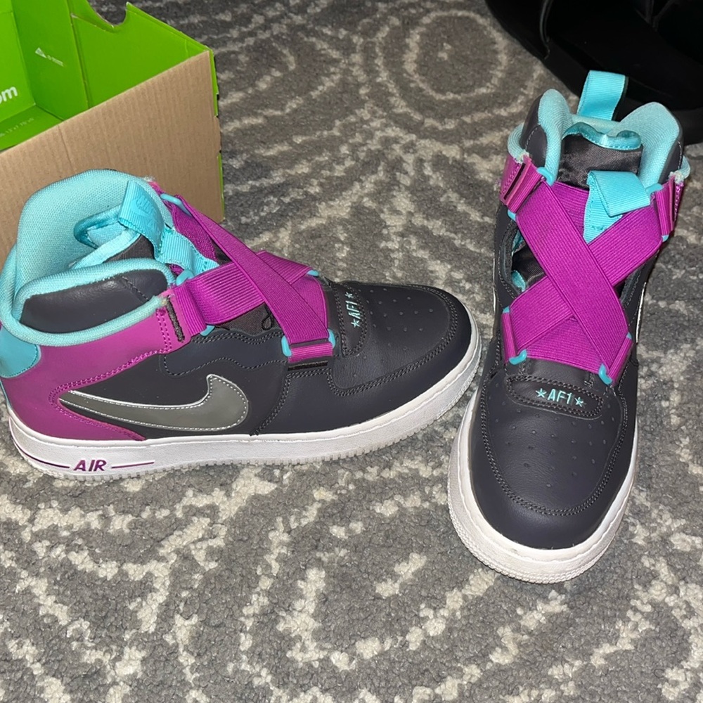 Size:7 Nike shoes